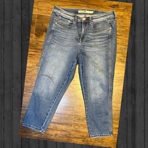 Seven7 medium blue cropped jeans